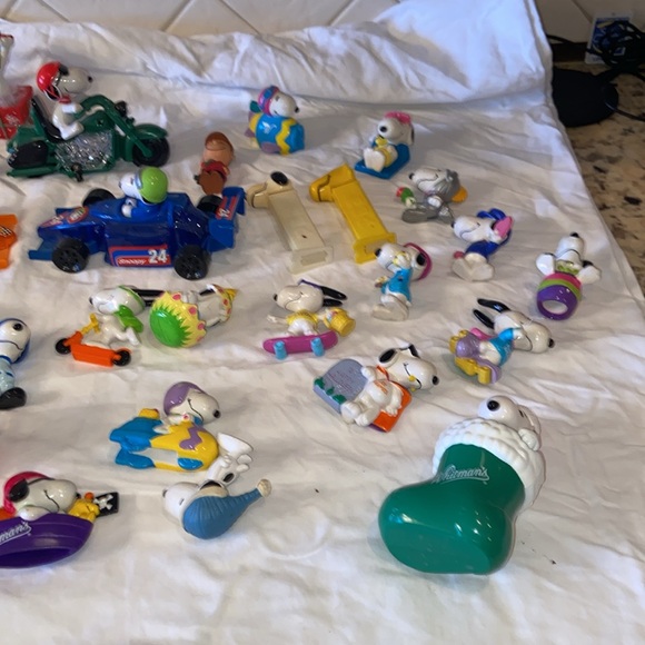 Lot Of Over 30  Snoopy And Peanuts figurines - Picture 5 of 12